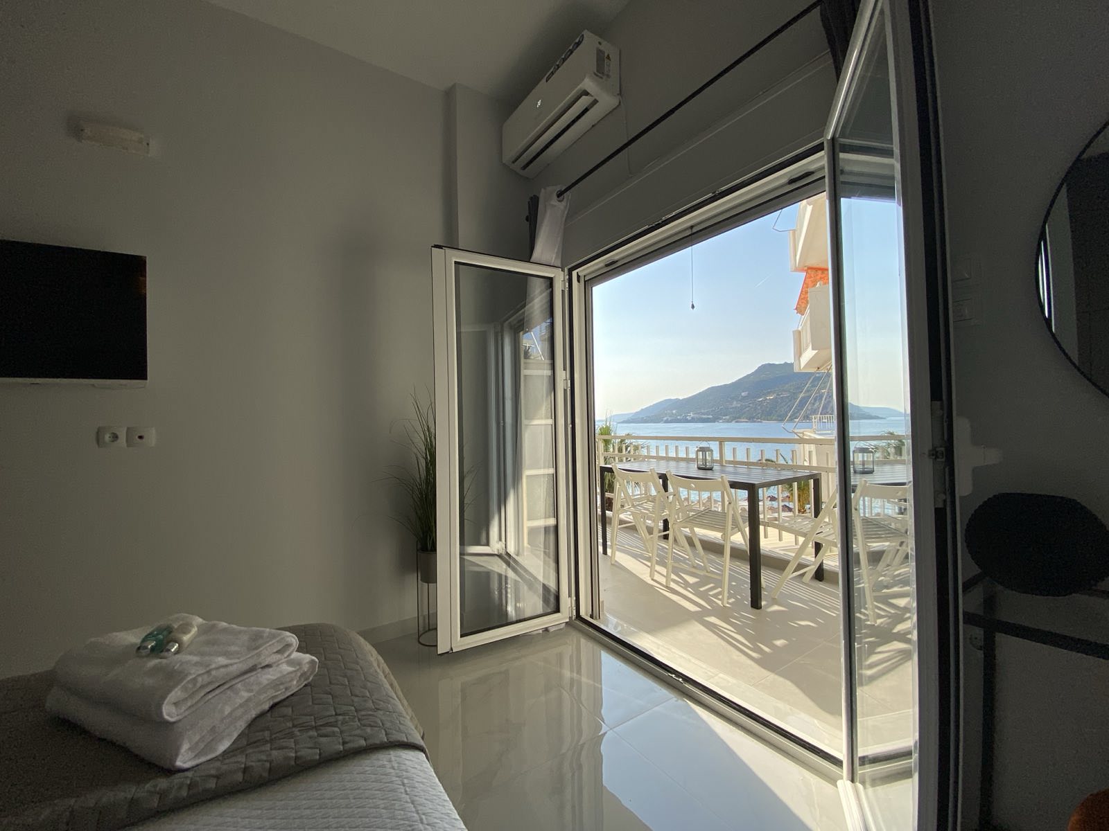 Loutraki Beachfront Flat gallery 3